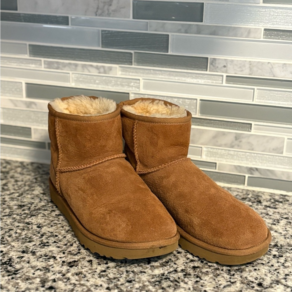 Ugg mini boots size 7 lightly worn